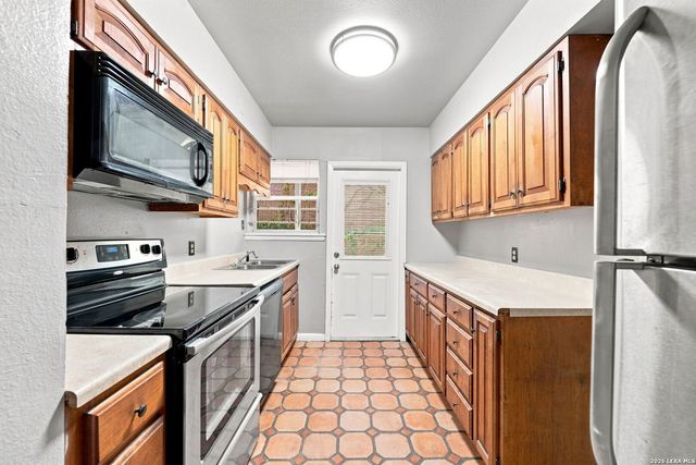 1157 Garraty Rd Apt B, Terrell Hills, TX 78209