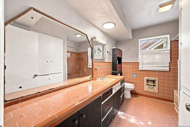 1157 Garraty Rd Apt B, Terrell Hills, TX 78209
