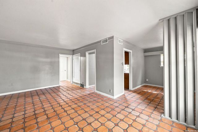 1157 Garraty Rd Apt B, Terrell Hills, TX 78209