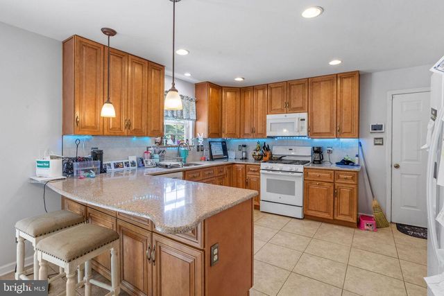 8 FIELD CT, Wrightstown, NJ 08562
