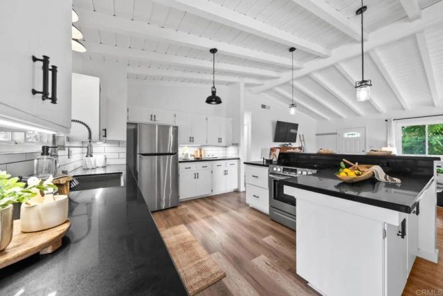 2091 Warmlands Ave, Vista, CA 92084