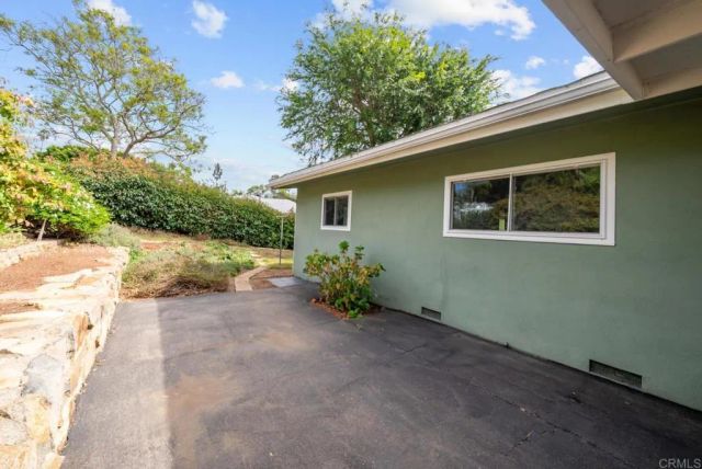 2091 Warmlands Ave, Vista, CA 92084