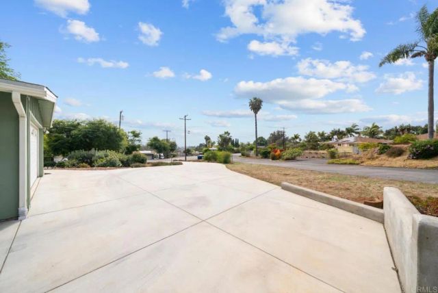 2091 Warmlands Ave, Vista, CA 92084