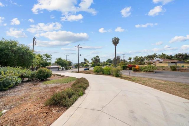 2091 Warmlands Ave, Vista, CA 92084