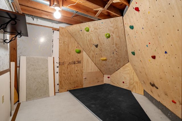 1216 25TH PLACE NW, Minot, ND 58703