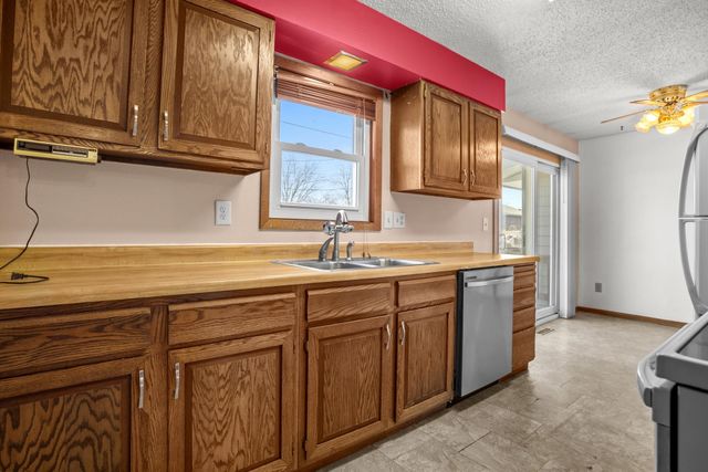 1216 25TH PLACE NW, Minot, ND 58703