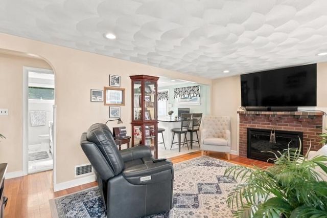 33 Nicholson St, Lynn, MA 01905