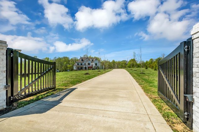 5026 Hilltop Ln, College Grove, TN 37046