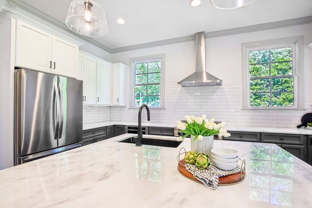 1126 Battery Ln, Nashville, TN 37220