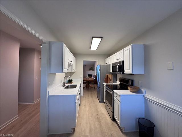 6830 Wellsley Court, Clemmons, NC 27012