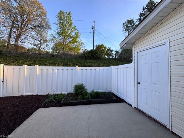 6830 Wellsley Court, Clemmons, NC 27012
