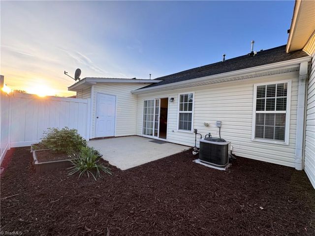 6830 Wellsley Court, Clemmons, NC 27012