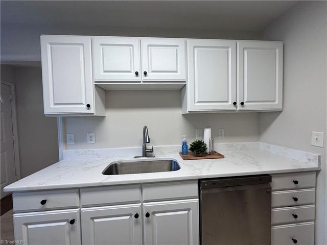 6830 Wellsley Court, Clemmons, NC 27012