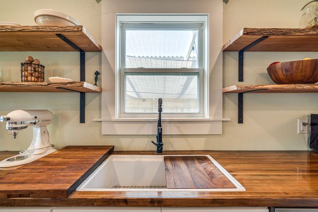 2706 Bomar Avenue, Fort Worth, TX 76103