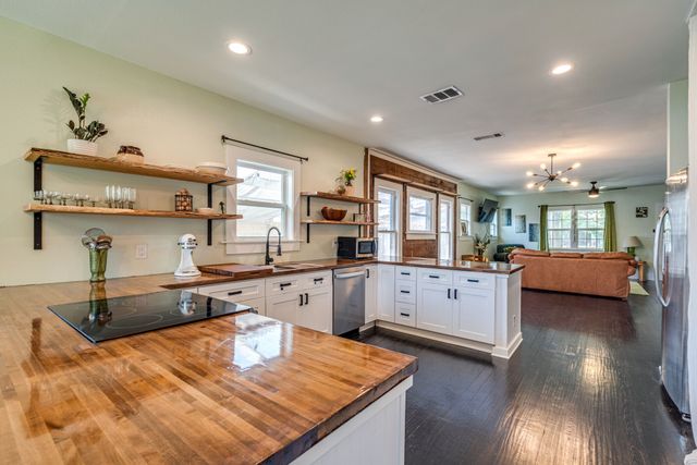 2706 Bomar Avenue, Fort Worth, TX 76103