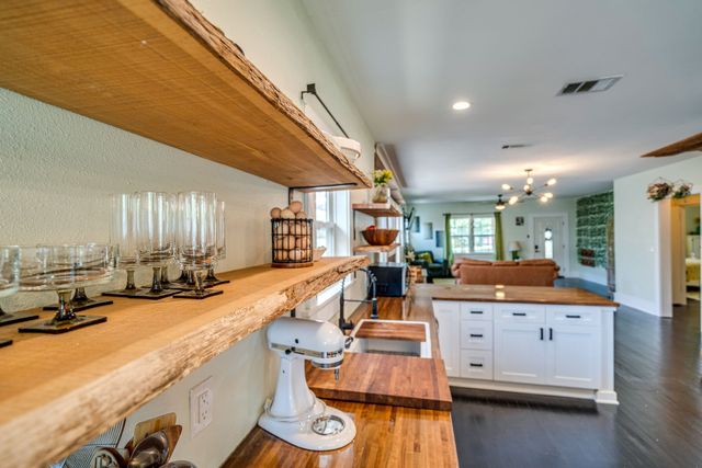 2706 Bomar Avenue, Fort Worth, TX 76103