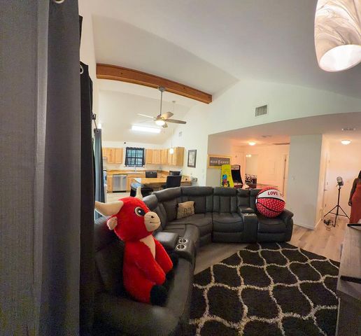 200 Arrowhead DR, Smithville, TX 78957