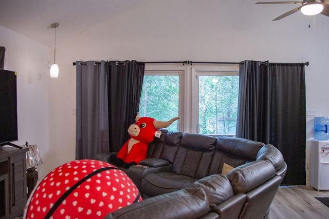 200 Arrowhead DR, Smithville, TX 78957