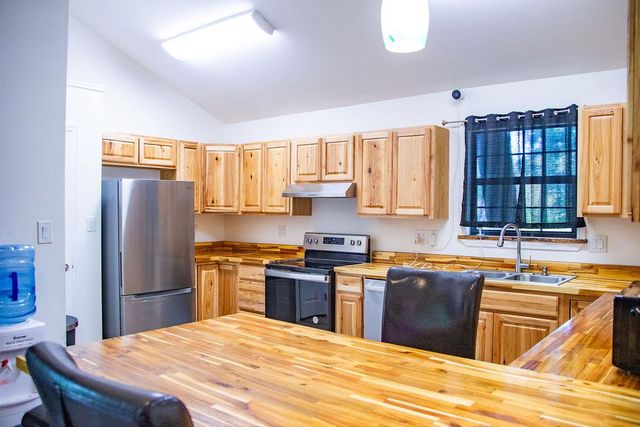 200 Arrowhead DR, Smithville, TX 78957