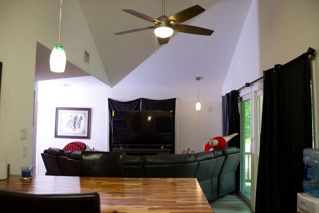 200 Arrowhead DR, Smithville, TX 78957