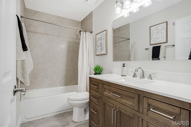 190 Oakbriar Farm Drive, Ballwin, MO 63021