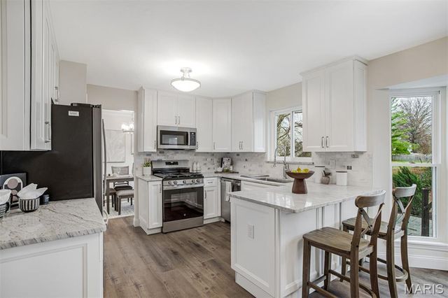 190 Oakbriar Farm Drive, Ballwin, MO 63021