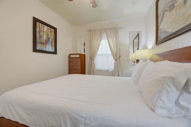 1136 NE 17th Way 1-2, Fort Lauderdale, FL 33304