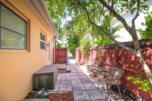 1136 NE 17th Way 1-2, Fort Lauderdale, FL 33304
