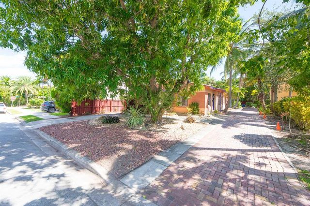 1136 NE 17th Way 1-2, Fort Lauderdale, FL 33304