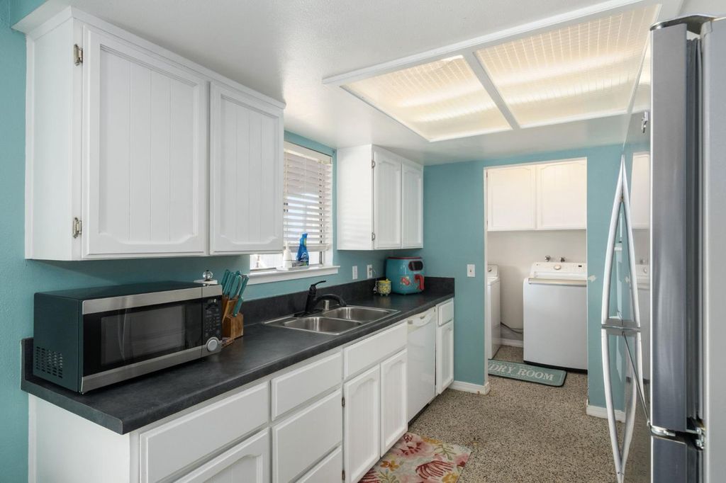 Image 10 of property listing at 991 7th Avenue Drive, Kingsburg, CA 93631
