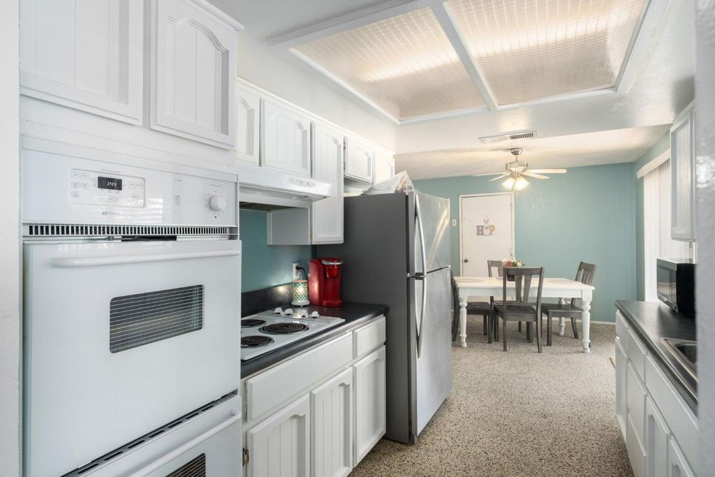 Image 11 of property listing at 991 7th Avenue Drive, Kingsburg, CA 93631