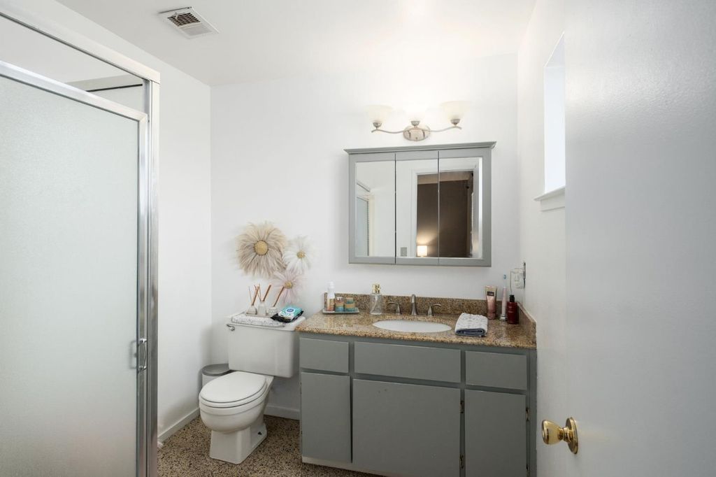 Image 14 of property listing at 991 7th Avenue Drive, Kingsburg, CA 93631