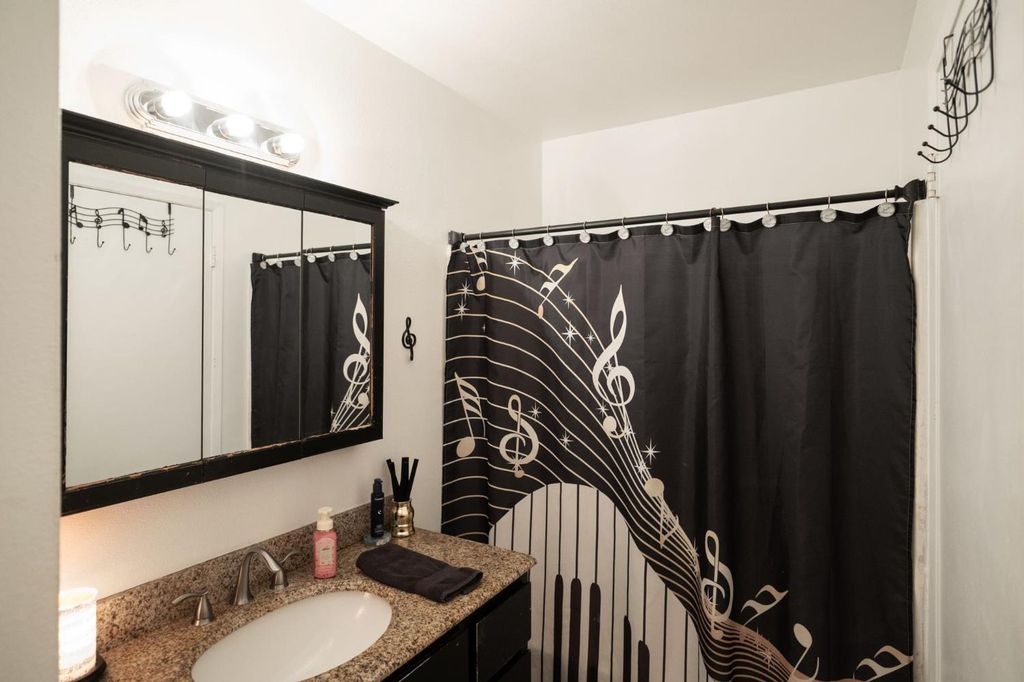 Image 16 of property listing at 991 7th Avenue Drive, Kingsburg, CA 93631