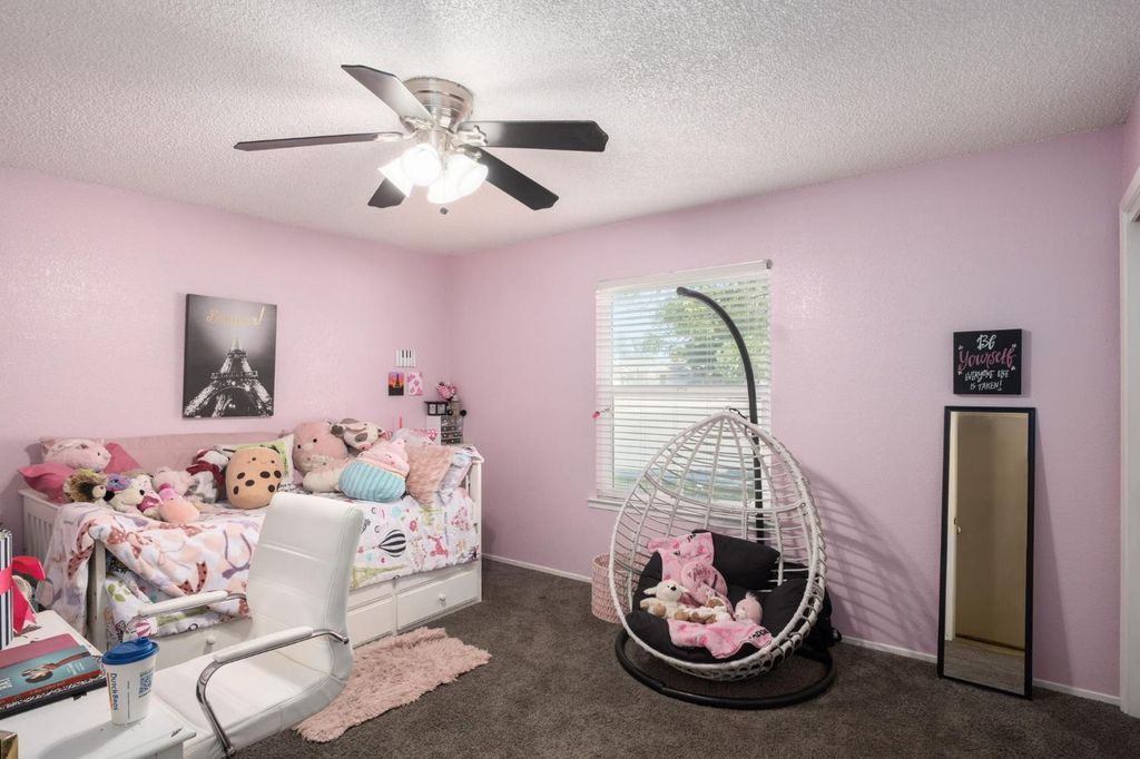 Image 17 of property listing at 991 7th Avenue Drive, Kingsburg, CA 93631