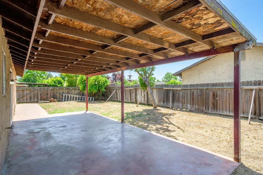Image 19 of property listing at 991 7th Avenue Drive, Kingsburg, CA 93631