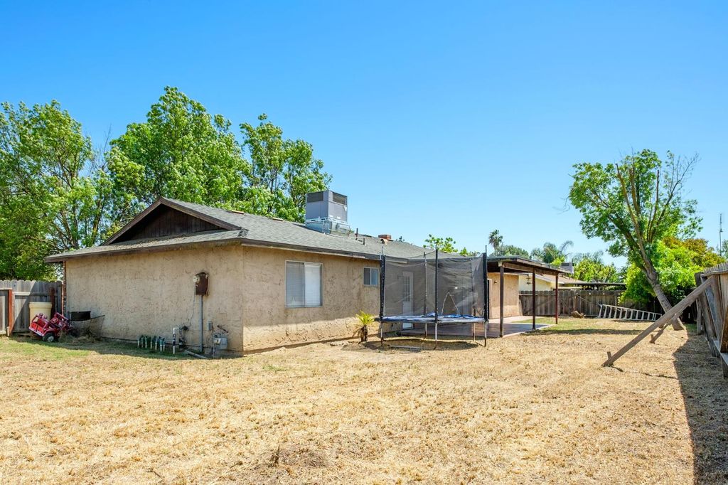 Image 21 of property listing at 991 7th Avenue Drive, Kingsburg, CA 93631
