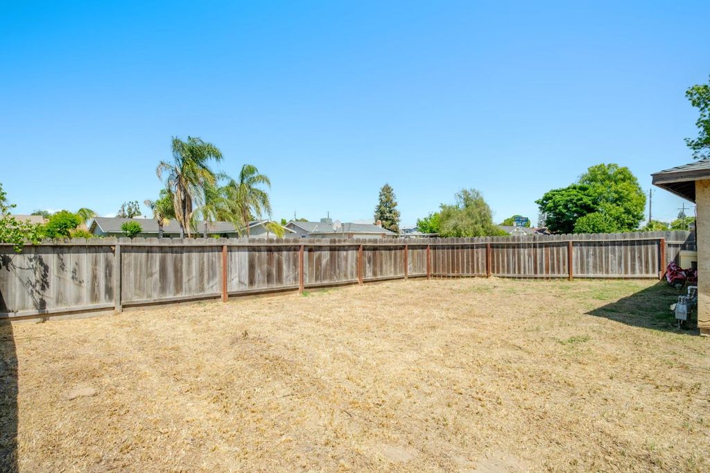 Image 22 of property listing at 991 7th Avenue Drive, Kingsburg, CA 93631