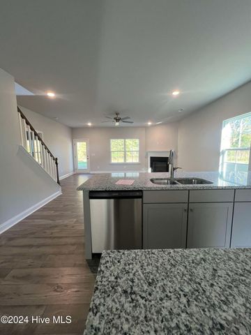 722 Greenwich Place, Richlands, NC 28574