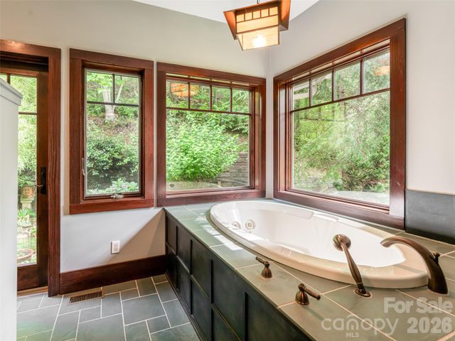935 Whites Lake Boulevard, Saluda, NC 28773