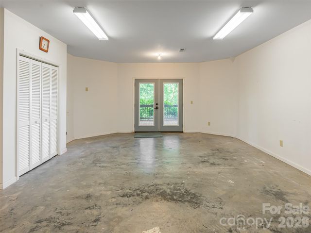 935 Whites Lake Boulevard, Saluda, NC 28773
