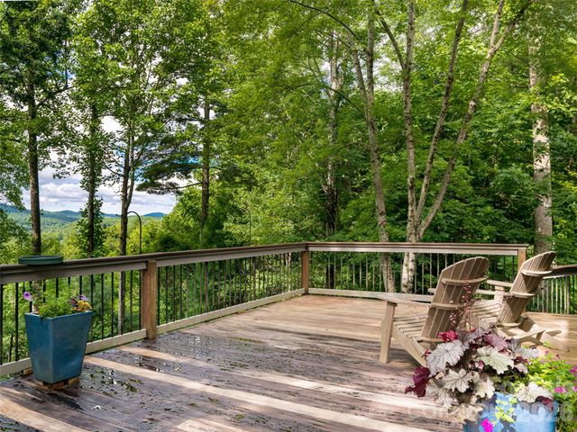 935 Whites Lake Boulevard, Saluda, NC 28773