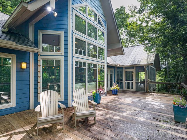 935 Whites Lake Boulevard, Saluda, NC 28773