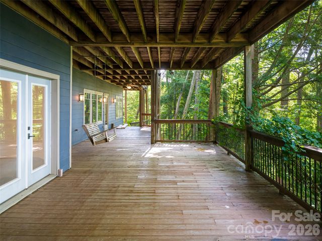 935 Whites Lake Boulevard, Saluda, NC 28773