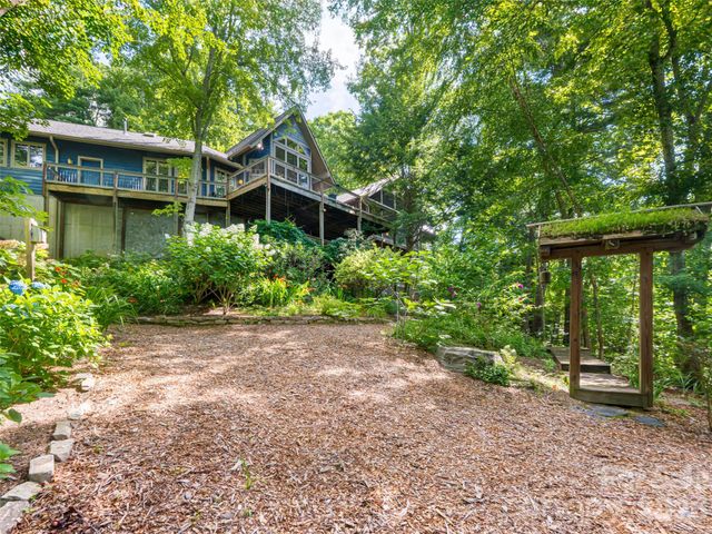935 Whites Lake Boulevard, Saluda, NC 28773