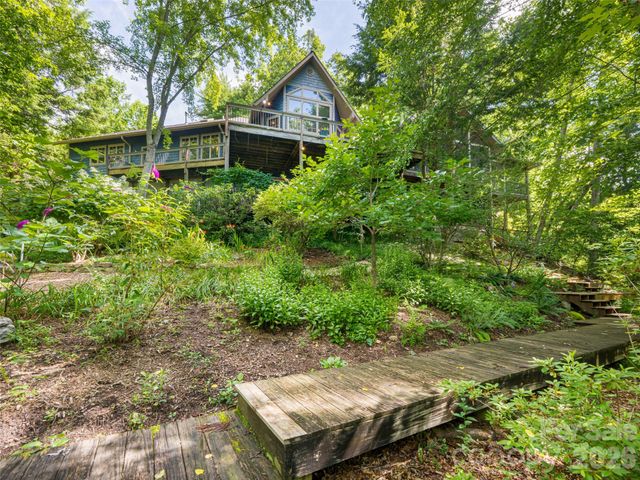 935 Whites Lake Boulevard, Saluda, NC 28773
