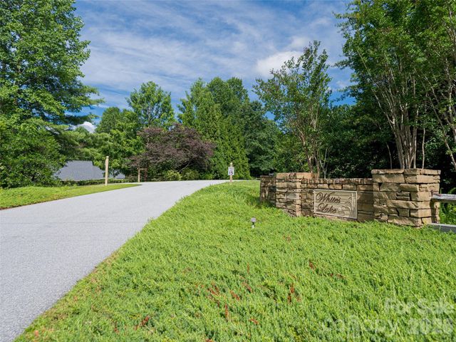 935 Whites Lake Boulevard, Saluda, NC 28773