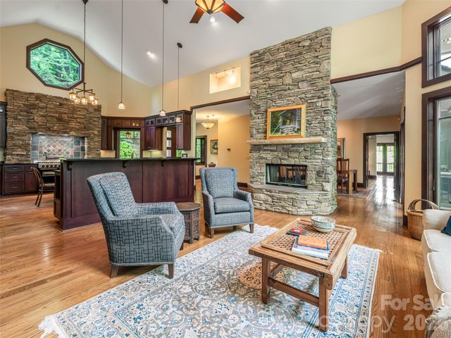 935 Whites Lake Boulevard, Saluda, NC 28773