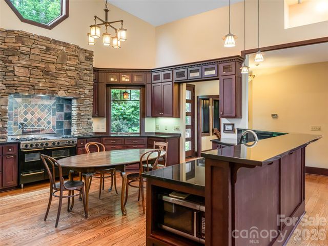 935 Whites Lake Boulevard, Saluda, NC 28773