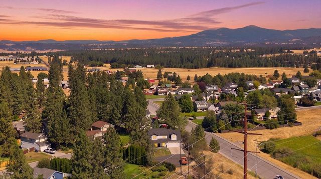 8220 E SOMMERSET Dr, Spokane, WA 99217