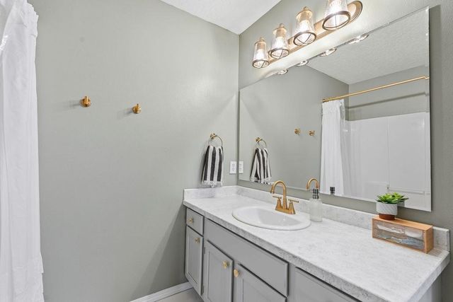 8220 E SOMMERSET Dr, Spokane, WA 99217